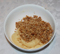 核桃酥,将烤好的核桃碎加入面团中和匀