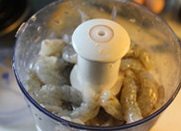 脆虾片,虾肉加水①用料理机的绞肉器打成细腻的肉泥,不加水会比较难打