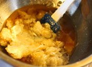 脆虾片,虾泥加入虾油,调料拌匀