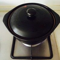 玉米排骨汤,开始炖，先大火，然后转小火，大概两个小时，中途记得放盐，最后放<a style='color:red;display:inline-block;' href='/shicai/ 756'>鸡精</a>，再炖一会就可以了。