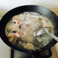 玉米排骨汤,把排骨先焯水