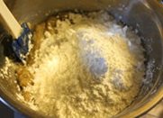 脆虾片,加入淀粉再拌匀,这时会比较干