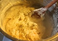 脆虾片,加入开水②,再次搅打均匀,虾片的糊糊就做好了