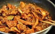 酱焖鸭,鸭子焖软后,揭开锅盖,大火翻炒至基本收汁