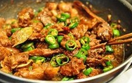 酱焖鸭,加入辣椒,翻炒至辣椒断生即可。味道其实基本上就足够了,不过起锅前还是尝一尝,每人对咸度的喜好不同,如果觉得淡了就稍微加几粒盐