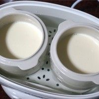 蜜豆双皮奶,炖盅内胆加入最大量的清水。