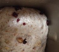 全麦软欧包,将除果仁,核桃,酵母等原料放入面包机,如黄油的话后加,酵母放酵母盒,启动面包面团程序,设定手动投料。投料声音想起,即加入果料,程序结束就已经完成基础发酵。