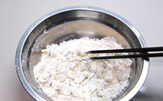 京都肉饼,将冷水分次倒入面粉内,用筷子快速搅成雪花状。