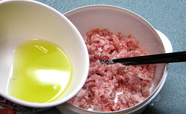 京都肉饼,将姜葱水分3次加入肉馅内,每次顺时针搅拌至水份吸收。