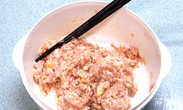 京都肉饼,加入所有调味料及大葱碎,顺时针搅拌至起胶。