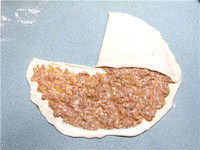 京都肉饼,将切口一面朝右边盖住,捏紧收口。
