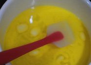 草莓泡芙,锅继续加热至沸腾后转小火,快速加入全部低筋粉混合。
