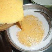 杨枝甘露,加入芒果浆,放在冰箱里冷藏。食用时,加入芒果粒和西柚肉。