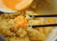 草莓泡芙,面糊搅散,使面糊散热。等面糊冷却到不太烫手(温度约在60-65摄氏度)的时候,就可以加入鸡蛋了。