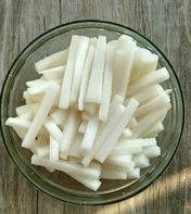酸甜爽口脆萝卜,撒上10g盐搅拌均匀,腌制大约半小时,使得白萝卜软化脱水去辛辣。腌好之后,把盐水倒掉,不嫌麻烦的话可以用凉白开或纯净水清洗一遍。由于我的懒我直接略我这一步了,不过影响也不大。