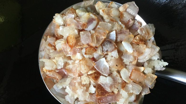 卤肉饭,炒至金黄色后,捞出,用铲按压榨去多余的油