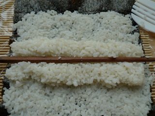 花朵寿司,用筷子将中间按扁,使中间的米饭成凹字形。