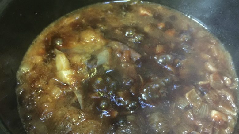 卤肉饭,加入葱头酥(还可以放点香菇丁),和煮好去壳的鸡蛋,煮沸关火,让鸡蛋在卤肉中浸泡一小时以上