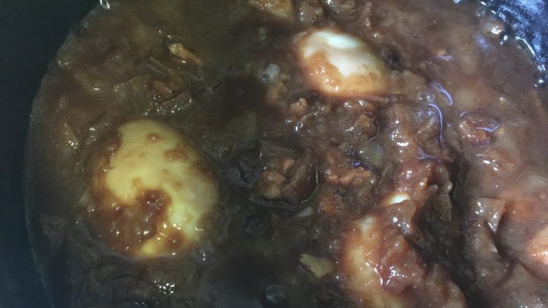 卤肉饭,挑出料包,大火煮沸,煮至汤汁浓稠即可