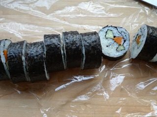 花朵寿司,切片,横截面即成美丽的花朵寿司了。
