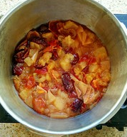 山楂大枣苹果汤,打开锅盖那一刻,浓郁的香味扑来,顿时食欲大开!
PS:我这份煮的时间多了一点,因此果皮软烂,不过也能享受更多的果胶,口感也不错。