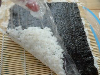 里卷寿司,翻面,使米饭放在底层。