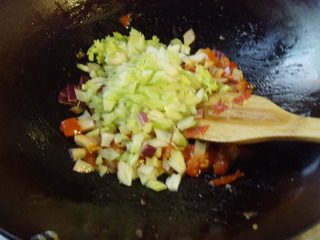 杂菜意大利粉,再加入西芹和洋葱粒, 翻炒均勻, 爆香,