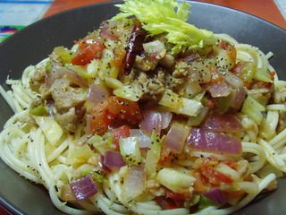 杂菜意大利粉,散上意大利雜香叶, 輔上炒好的雜菜拌料, 再散點黑胡椒粉, 即成.