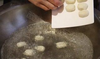 泡菜意大利面疙瘩,取一个大锅加水煮沸,加入10克盐;将意大利面疙瘩放入沸水中。