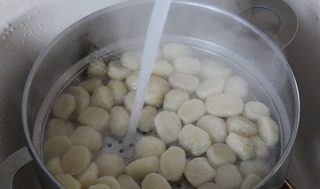 泡菜意大利面疙瘩,煮至面疙瘩浮起熟透后用冷水迅速冲洗降温,控干水分即可。