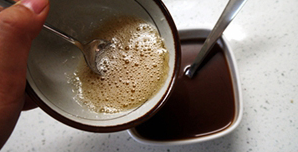 巧克力牛奶双色布丁,<a style='color:red;display:inline-block;' href='/shicai/ 920'>可可粉</a>加入热水250ML搅拌融化。加入一半量的吉利丁液，搅拌均匀。