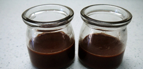 巧克力牛奶双色布丁,倒入布丁瓶。