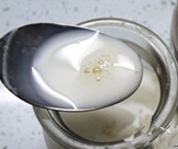 巧克力牛奶双色布丁,<a style='color:red;display:inline-block;' href='/shicai/ 219'>牛奶</a>小火加热（温热就可以，不要煮沸），加入<a style='color:red;display:inline-block;' href='/shicai/ 10588'>糖</a>搅拌融化后，倒入剩下一半吉利丁液，搅拌均匀。