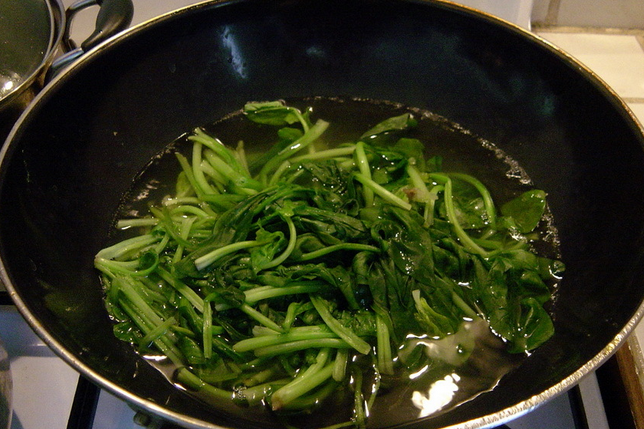 姜汁菠菜,菠菜去根部,淘洗干净,切成5公分左右长的段,取一只锅放入适量水烧开,在沸水中放入少许盐和油,将菠菜放入滚水中烫熟;