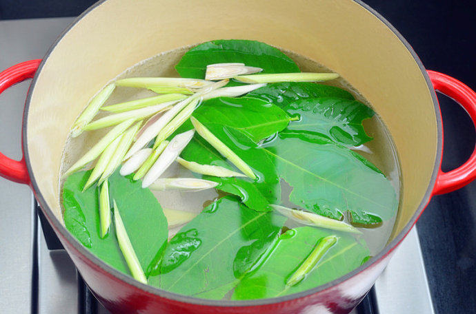 泰式冬阴功汤,清鸡汤、姜、<a style='color:red;display:inline-block;' href='/shicai/ 812'>香茅</a>、<a style='color:red;display:inline-block;' href='/shicai/ 131'>香菜</a>和柠檬叶放入锅中煮沸