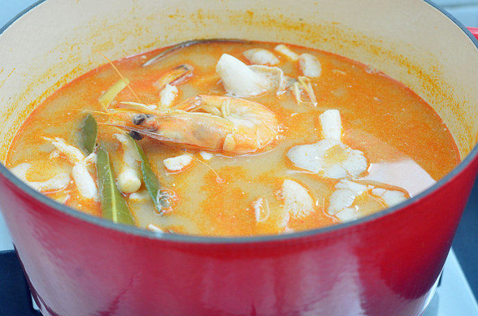 泰式冬阴功汤,加入<a style='color:red;display:inline-block;' href='/shicai/ 2914'>蘑菇</a>煮沸腾后加入冬阴功酱，再加入虾和<a style='color:red;display:inline-block;' href='/shicai/ 62'>辣椒</a>