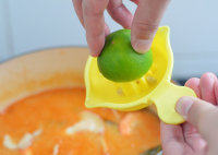 泰式冬阴功汤,滴少许鱼露和柠檬汁，加少许砂糖