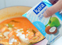 泰式冬阴功汤,最后加入<a style='color:red;display:inline-block;' href='/shicai/ 635'>椰浆</a>和盐调味