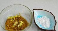 香茅椒盐虾,将蒜瓣剁碎成细小的蒜粒,放入香茅粉椒盐中拌匀。再加入半勺冰糖粉
