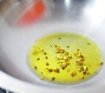 香茅椒盐虾,大概炸至葱变成焦黄色,就可以关火,取出葱油