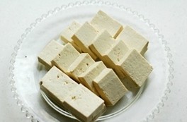 美味的脆皮豆腐,将<a style='color:red;display:inline-block;' href='/shicai/ 465'>豆腐</a>控干水份，切成厚度大约1cm的片状，大小尽量切得一致。