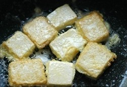 美味的脆皮豆腐,平底锅里放少许的油，将蘸了蛋液的豆腐放进去，中小火煎至两面金黄。