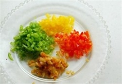 美味的脆皮豆腐,将辣椒、青红椒、榨菜切丁备用。