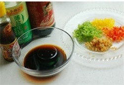 美味的脆皮豆腐,将醋和<a style='color:red;display:inline-block;' href='/shicai/ 788'>生抽</a>按1：2的比例兑成汁，放少许<a style='color:red;display:inline-block;' href='/shicai/ 847'>香油</a>。