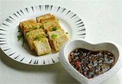 美味的脆皮豆腐,准备好的菜丁全部倒入调好的料汁中，煎好的脆皮豆腐蘸汁食用即可。