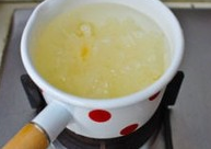 枇杷雪梨银耳百合甜汤,泡发后的银耳将黄色的根蒂剪掉,撕成小朵,同百合干一起放入锅中,加入足量清水煮开。再调小火熬煮1-1.5小时,至银耳粘稠软烂