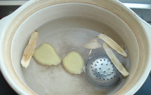 黄芪羊肉汤,砂锅里加水,放入<a style='color:red;display:inline-block;' href='/shicai/ 37'>姜</a>片,黄芪,装有花椒的调料盒。