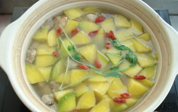 黄芪羊肉汤,胡萝卜煮熟后即可放入<a style='color:red;display:inline-block;' href='/shicai/ 673'>枸杞</a>，关火焖10分钟后放<a style='color:red;display:inline-block;' href='/shicai/ 131'>香菜</a>、盐，即可。