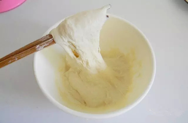 蒙古馅饼,先和面吧。我拿500g<a style='color:red;display:inline-block;' href='/shicai/ 519'>面粉</a>来做例子,500g<a style='color:red;display:inline-block;' href='/shicai/ 519'>面粉</a>大约用400g左右的水,要用温点的水,温度不要太高,和体温差不多就可以。倒水和面的时候要一边放水一边搅动,不要一次把水倒完。最后搅动成用筷子挑起长条,不沾盆就可以放在一边饧着。要饧最少3小时的时间。饧的过程中去搅动两次。面饧好后,用筷子挑起很长都不会断。
