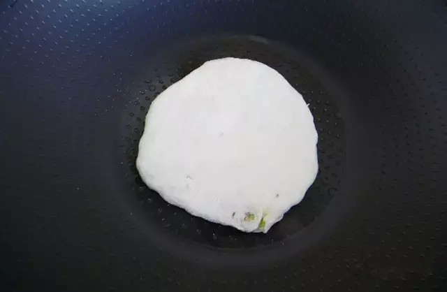 蒙古馅饼,拍好的饼胚直接放入热好的锅内(在包饼的时候就热上锅,锅底涂上一点点油就可以。锅不要烧太热,感觉刚刚烫手的样子)。面饼放到锅里,如果有哪里厚就在锅里直接用手拍扁,使面饼薄厚均匀。翻动,烙到饼两面微硬成形就可以先拿出来,一次都做好。